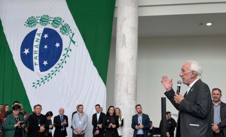 Trinta municípios paranaenses vão receber 1.200 novos abrigos de pontos de ônibus adquiridos pelo Governo do Estado por meio da Agência de Assuntos Metropolitanos do Paraná (Amep). O anúncio foi feito nesta terça-feira (22) pelo governador em exercício Darci Piana e envolve investimentos de R$ 7,4 milhões do orçamento estadual e de outros R$ 3,1 milhões de emendas indicadas por deputados estaduais.