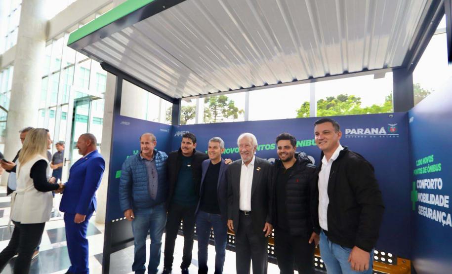 Trinta municípios paranaenses vão receber 1.200 novos abrigos de pontos de ônibus adquiridos pelo Governo do Estado por meio da Agência de Assuntos Metropolitanos do Paraná (Amep). O anúncio foi feito nesta terça-feira (22) pelo governador em exercício Darci Piana e envolve investimentos de R$ 7,4 milhões do orçamento estadual e de outros R$ 3,1 milhões de emendas indicadas por deputados estaduais.