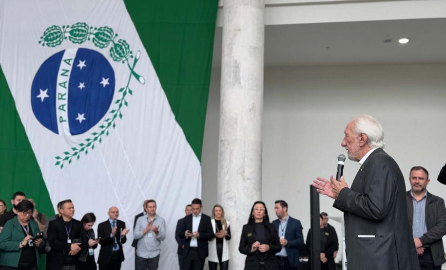 Trinta municípios paranaenses vão receber 1.200 novos abrigos de pontos de ônibus adquiridos pelo Governo do Estado por meio da Agência de Assuntos Metropolitanos do Paraná (Amep). O anúncio foi feito nesta terça-feira (22) pelo governador em exercício Darci Piana e envolve investimentos de R$ 7,4 milhões do orçamento estadual e de outros R$ 3,1 milhões de emendas indicadas por deputados estaduais.