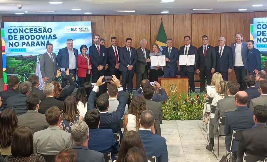 Com R$ 36 bilhões em obras, contratos dos lotes 3 e 6 das rodovias paranaenses são assinados