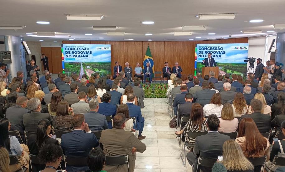 Com R$ 36 bilhões em obras, contratos dos lotes 3 e 6 das rodovias paranaenses são assinados