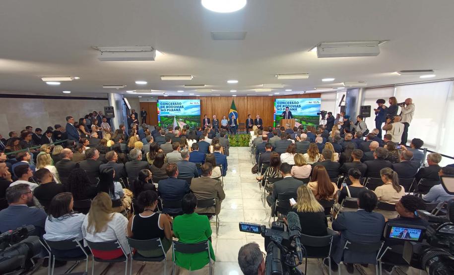 Com R$ 36 bilhões em obras, contratos dos lotes 3 e 6 das rodovias paranaenses são assinados