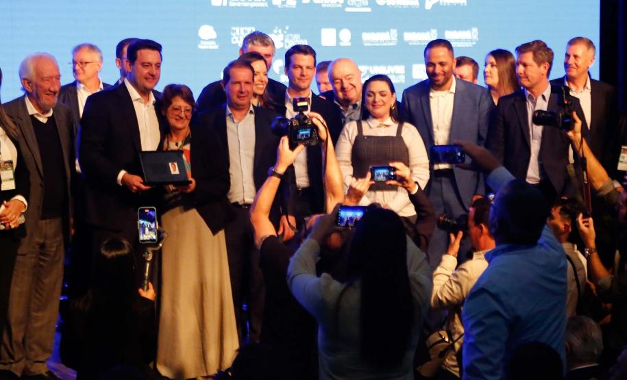 Governador destaca parceria com municípios na posse da nova diretoria da AMP