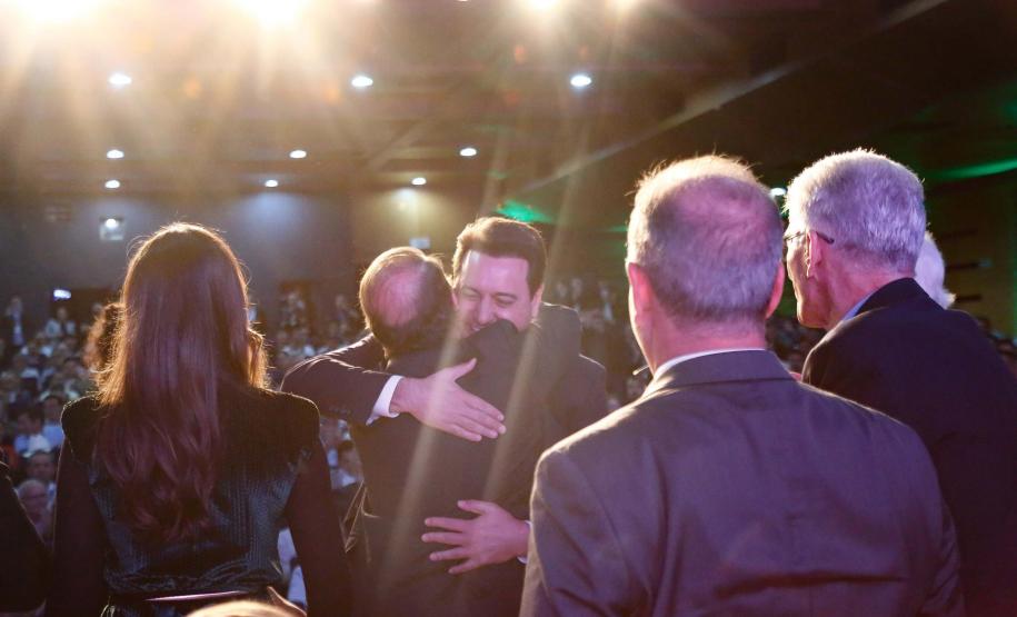 Governador destaca parceria com municípios na posse da nova diretoria da AMP