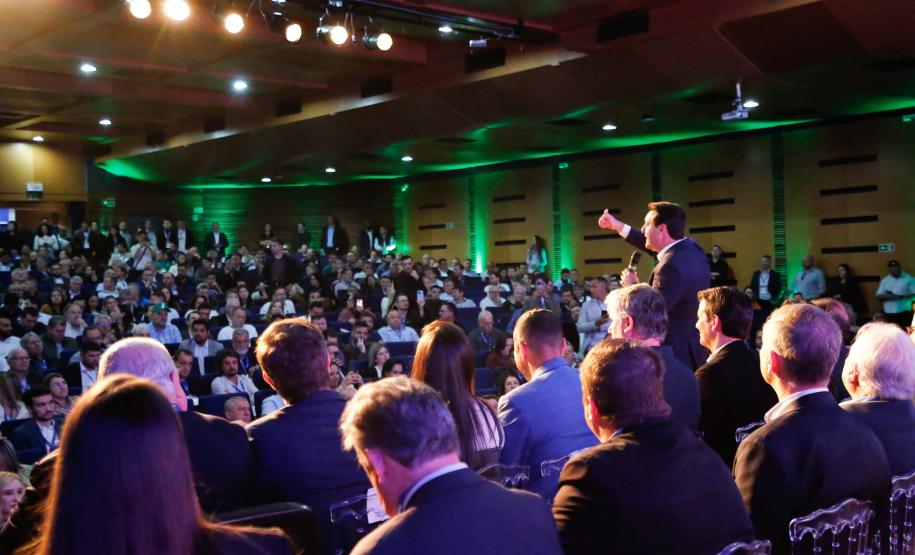 Governador destaca parceria com municípios na posse da nova diretoria da AMP