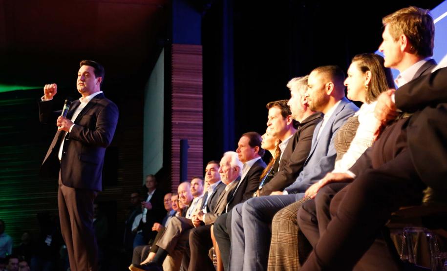 Governador destaca parceria com municípios na posse da nova diretoria da AMP