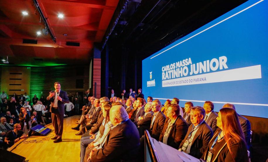 Governador destaca parceria com municípios na posse da nova diretoria da AMP