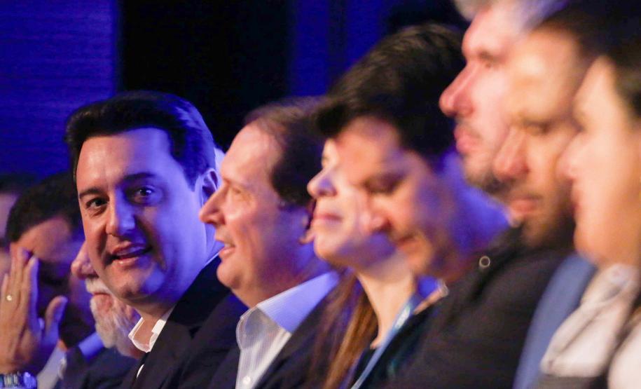 Governador destaca parceria com municípios na posse da nova diretoria da AMP