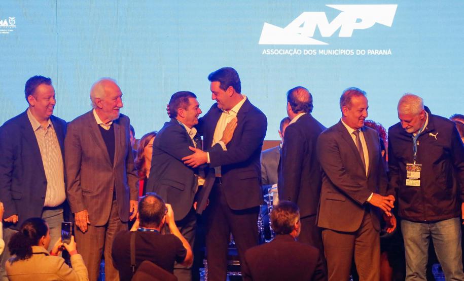 Governador destaca parceria com municípios na posse da nova diretoria da AMP