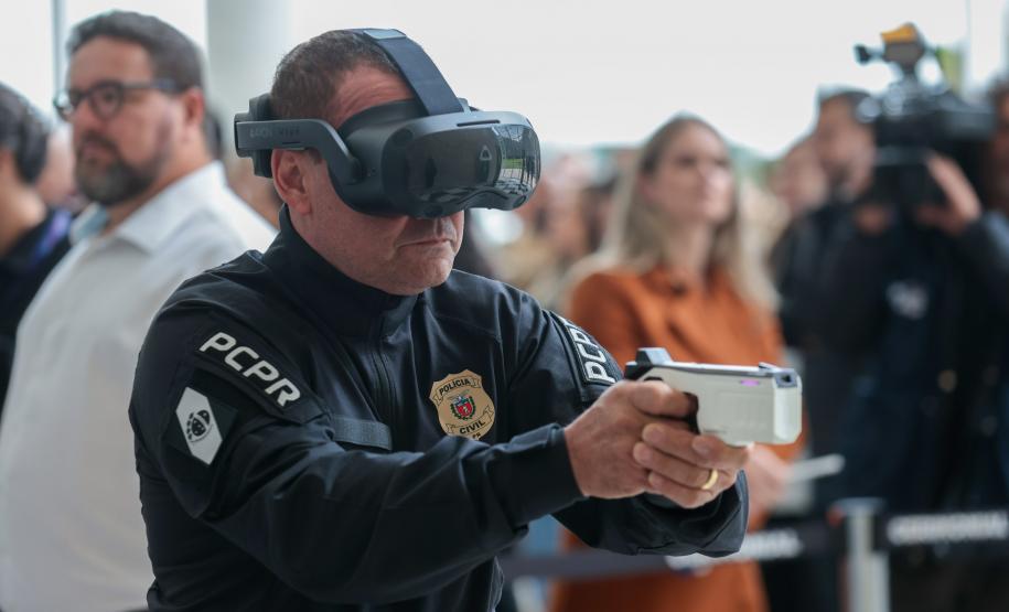 O governador Carlos Massa Ratinho Junior e o secretário de Segurança Pública, Hudson Leôncio Teixeira, apresentam nesta sexta-feira (23), no Palácio Iguaçu, as armas não letais de incapacitação neuromuscular adquiridas pelo Governo do Paraná. Foto: Geraldo Bubniak/AEN