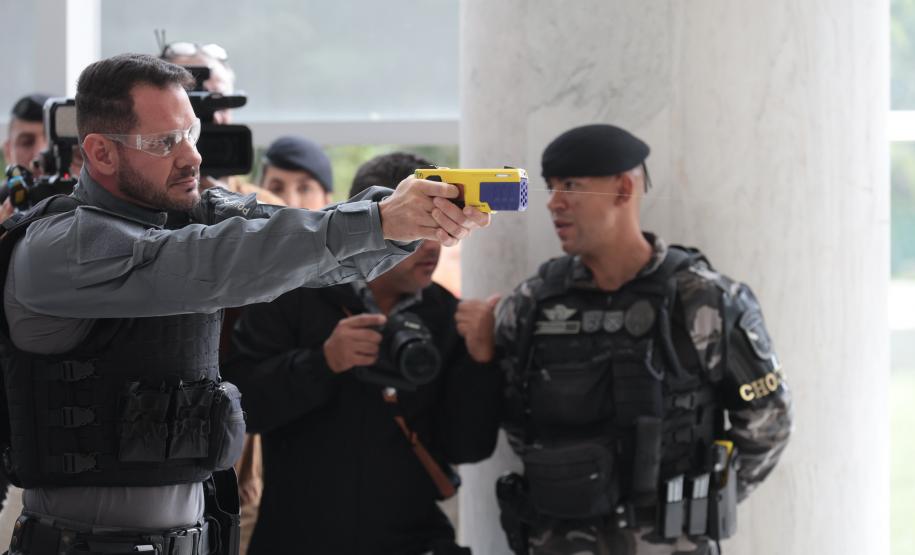 O governador Carlos Massa Ratinho Junior e o secretário de Segurança Pública, Hudson Leôncio Teixeira, apresentam nesta sexta-feira (23), no Palácio Iguaçu, as armas não letais de incapacitação neuromuscular adquiridas pelo Governo do Paraná. Foto: Geraldo Bubniak/AEN