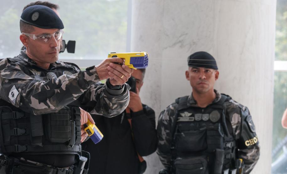 O governador Carlos Massa Ratinho Junior e o secretário de Segurança Pública, Hudson Leôncio Teixeira, apresentam nesta sexta-feira (23), no Palácio Iguaçu, as armas não letais de incapacitação neuromuscular adquiridas pelo Governo do Paraná. Foto: Geraldo Bubniak/AEN