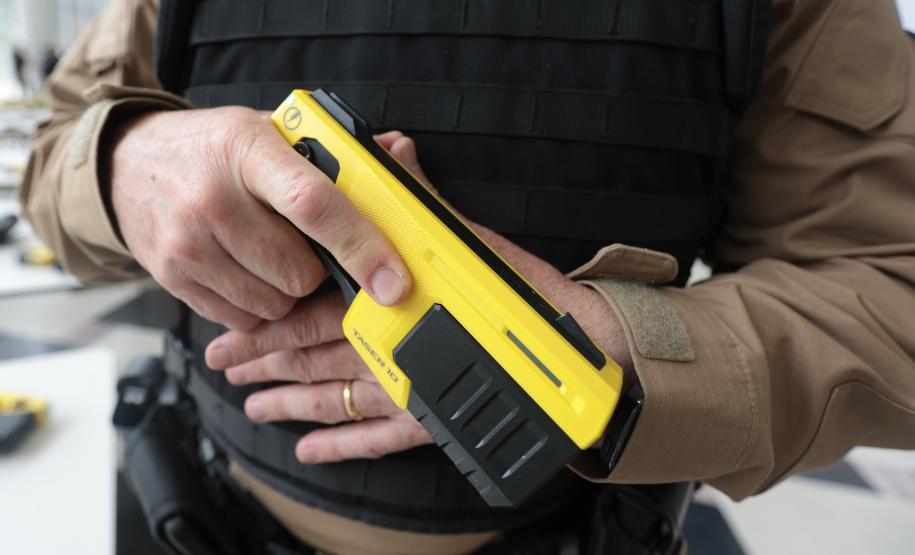 O governador Carlos Massa Ratinho Junior e o secretário de Segurança Pública, Hudson Leôncio Teixeira, apresentam nesta sexta-feira (23), no Palácio Iguaçu, as armas não letais de incapacitação neuromuscular adquiridas pelo Governo do Paraná. Foto: Geraldo Bubniak/AEN