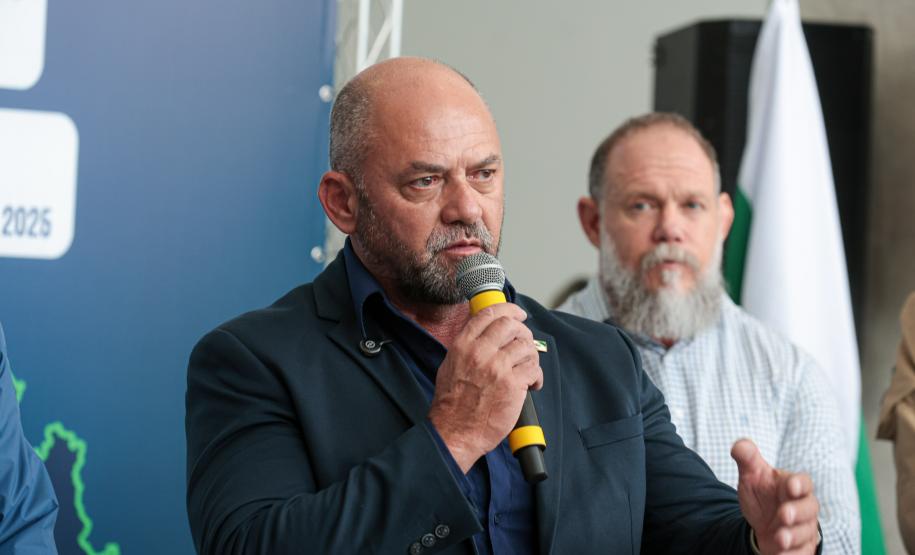 O governador Carlos Massa Ratinho Junior e o secretário de Segurança Pública, Hudson Leôncio Teixeira, apresentam nesta sexta-feira (23), no Palácio Iguaçu, as armas não letais de incapacitação neuromuscular adquiridas pelo Governo do Paraná. Foto: Geraldo Bubniak/AEN