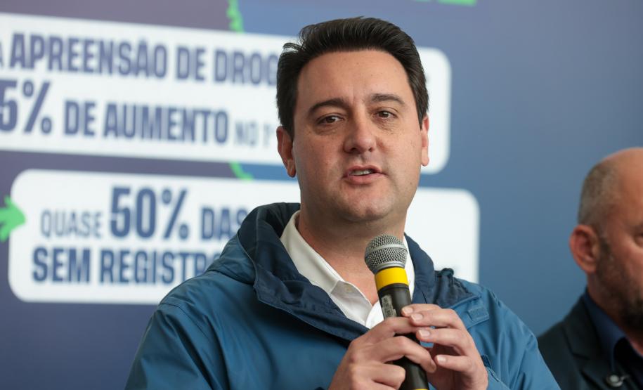 O governador Carlos Massa Ratinho Junior e o secretário de Segurança Pública, Hudson Leôncio Teixeira, apresentam nesta sexta-feira (23), no Palácio Iguaçu, as armas não letais de incapacitação neuromuscular adquiridas pelo Governo do Paraná. Foto: Geraldo Bubniak/AEN