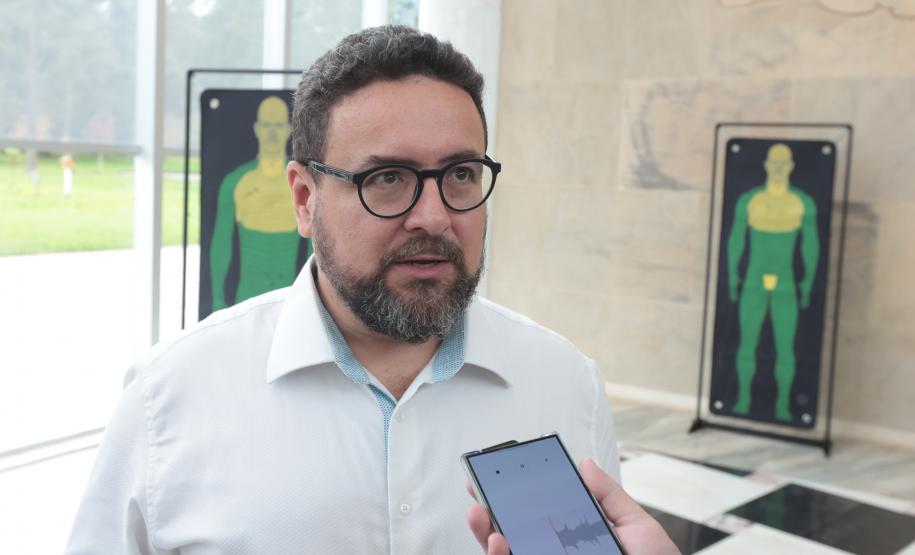 O governador Carlos Massa Ratinho Junior e o secretário de Segurança Pública, Hudson Leôncio Teixeira, apresentam nesta sexta-feira (23), no Palácio Iguaçu, as armas não letais de incapacitação neuromuscular adquiridas pelo Governo do Paraná. Foto: Geraldo Bubniak/AEN