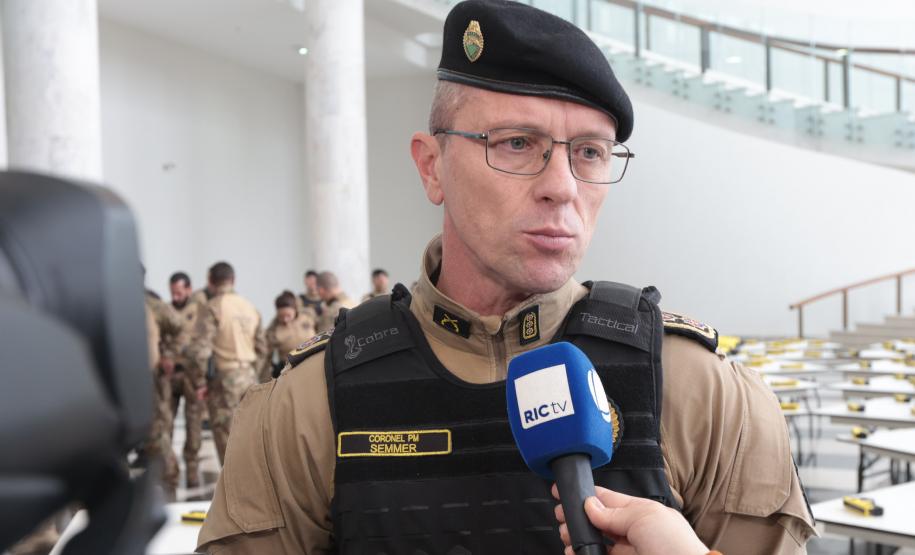 O governador Carlos Massa Ratinho Junior e o secretário de Segurança Pública, Hudson Leôncio Teixeira, apresentam nesta sexta-feira (23), no Palácio Iguaçu, as armas não letais de incapacitação neuromuscular adquiridas pelo Governo do Paraná. Foto: Geraldo Bubniak/AEN