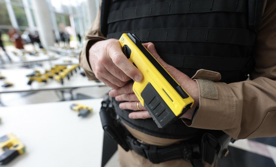 O governador Carlos Massa Ratinho Junior e o secretário de Segurança Pública, Hudson Leôncio Teixeira, apresentam nesta sexta-feira (23), no Palácio Iguaçu, as armas não letais de incapacitação neuromuscular adquiridas pelo Governo do Paraná. Foto: Geraldo Bubniak/AEN