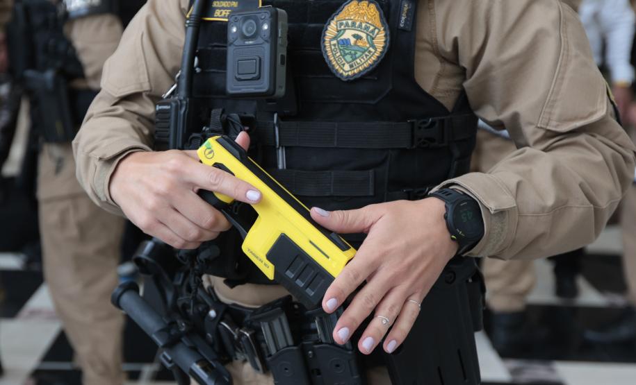 O governador Carlos Massa Ratinho Junior e o secretário de Segurança Pública, Hudson Leôncio Teixeira, apresentam nesta sexta-feira (23), no Palácio Iguaçu, as armas não letais de incapacitação neuromuscular adquiridas pelo Governo do Paraná. Foto: Geraldo Bubniak/AEN