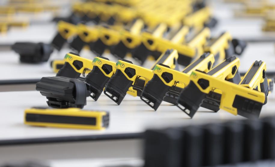 O governador Carlos Massa Ratinho Junior e o secretário de Segurança Pública, Hudson Leôncio Teixeira, apresentam nesta sexta-feira (23), no Palácio Iguaçu, as armas não letais de incapacitação neuromuscular adquiridas pelo Governo do Paraná. Foto: Geraldo Bubniak/AEN