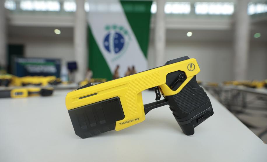 O governador Carlos Massa Ratinho Junior e o secretário de Segurança Pública, Hudson Leôncio Teixeira, apresentam nesta sexta-feira (23), no Palácio Iguaçu, as armas não letais de incapacitação neuromuscular adquiridas pelo Governo do Paraná. Foto: Geraldo Bubniak/AEN