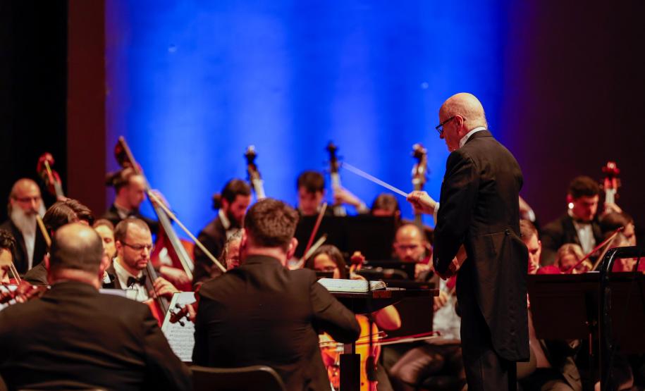 Museu Oscar Niemeyer (MON) - “Re-Selvagem” – Eva Jospin – “Re-Selvagem”, da artista francesa Eva Jospin, é a próxima exposição internacional realizada pelo Museu Oscar Niemeyer (MON) e a primeira mostra da artista no Brasil.