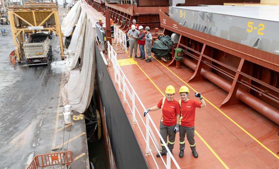 Mulheres quebram barreiras: Porto de Paranaguá tem as duas primeiras estivadoras