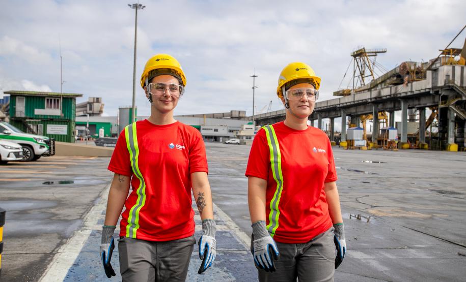 Mulheres quebram barreiras: Porto de Paranaguá tem as duas primeiras estivadoras