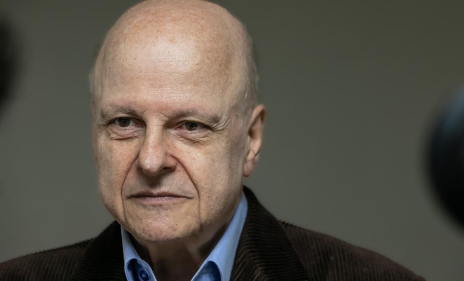 A orquestra sinfônica é uma das maiores representações de uma interação, de uma integridade não só musical, mas também como humanidade. São pessoas que se juntam para fazer música e constroem uma relação muito bonita e significativa que exige, em primeiro lugar, uma disciplina muito grande”, afirma o maestro da Orquestra Sinfônica do Paraná, Roberto Tibiriçá. Foto: Roberto Dziura Jr/AEN