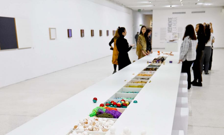 Museu Oscar Niemeyer (MON) - “Re-Selvagem” – Eva Jospin – “Re-Selvagem”, da artista francesa Eva Jospin, é a próxima exposição internacional realizada pelo Museu Oscar Niemeyer (MON) e a primeira mostra da artista no Brasil.