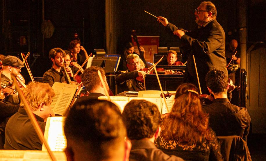 Alexandre Brasolin, violinista da Orquestra Sinfônica do Paraná e maestro convidado nos concertos do projeto Guaíra para Todos Foto: Roberto Dziura Jr/AEN