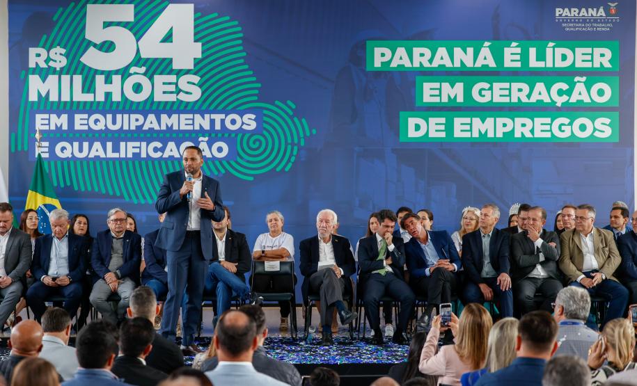 O governador em exercício, Darci Piana, anuncia um pacote de investimentos de R$ 54 milhões destinado à modernização da Rede Sine/PR e à ampliação da oferta de cursos de qualificação profissional em 311 municípios do Estado.