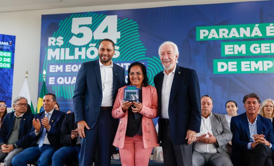 O governador em exercício, Darci Piana, anuncia um pacote de investimentos de R$ 54 milhões destinado à modernização da Rede Sine/PR e à ampliação da oferta de cursos de qualificação profissional em 311 municípios do Estado.