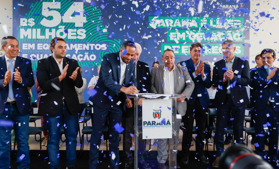 O governador em exercício, Darci Piana, anuncia um pacote de investimentos de R$ 54 milhões destinado à modernização da Rede Sine/PR e à ampliação da oferta de cursos de qualificação profissional em 311 municípios do Estado.