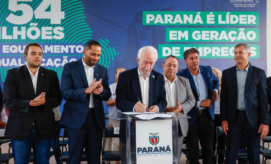 O governador em exercício, Darci Piana, anuncia um pacote de investimentos de R$ 54 milhões destinado à modernização da Rede Sine/PR e à ampliação da oferta de cursos de qualificação profissional em 311 municípios do Estado.