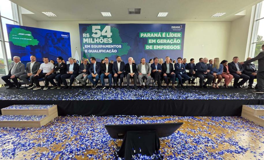 O governador em exercício, Darci Piana, anuncia um pacote de investimentos de R$ 54 milhões destinado à modernização da Rede Sine/PR e à ampliação da oferta de cursos de qualificação profissional em 311 municípios do Estado.