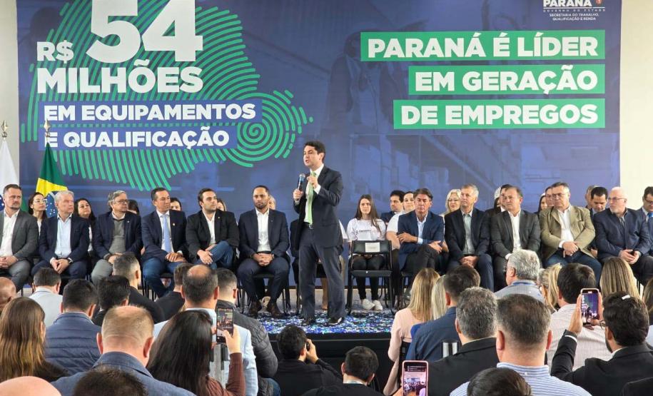 O governador em exercício, Darci Piana, anuncia um pacote de investimentos de R$ 54 milhões destinado à modernização da Rede Sine/PR e à ampliação da oferta de cursos de qualificação profissional em 311 municípios do Estado.