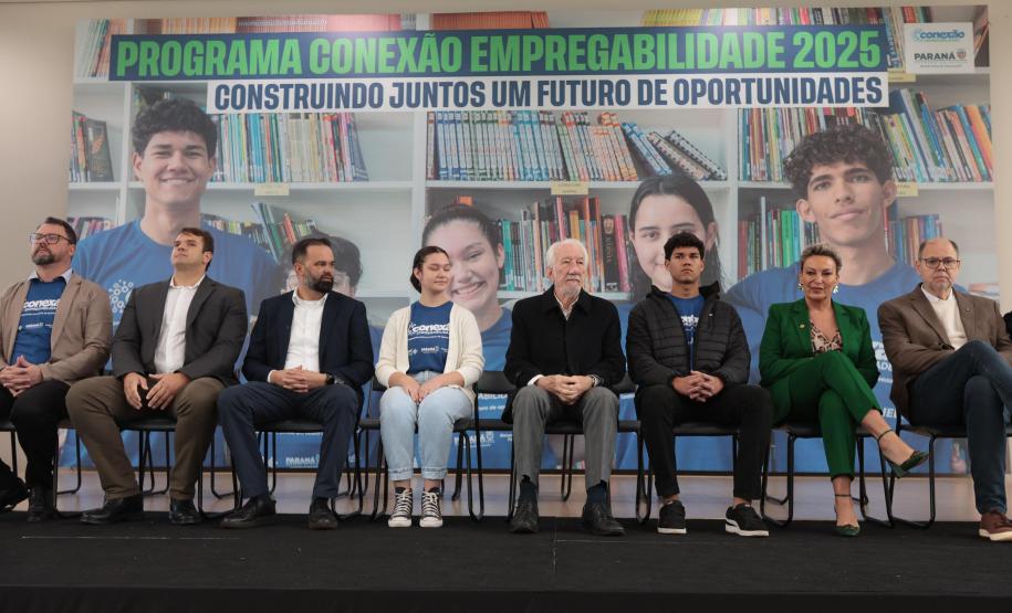 O vice-governador Darci Piana e o secretario de Educacao Roni Miranda participam nesta segunda-feira (9) de evento sobre o Programa Conexão Empregabilidade, que visa oferecer aos estudantes oportunidades de desenvolvimento profissional. Foto: Geraldo Bubniak/AEN Foto: Geraldo Bubniak/AEN