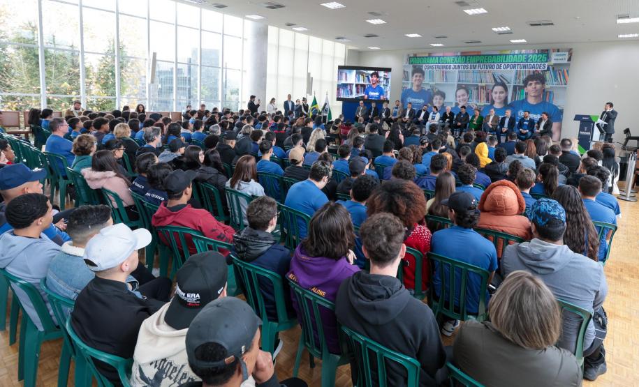 O vice-governador Darci Piana e o secretario de Educacao Roni Miranda participam nesta segunda-feira (9) de evento sobre o Programa Conexão Empregabilidade, que visa oferecer aos estudantes oportunidades de desenvolvimento profissional. Foto: Geraldo Bubniak/AEN Foto: Geraldo Bubniak/AEN