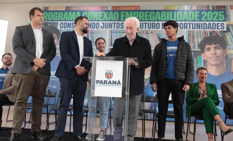 O vice-governador Darci Piana e o secretario de Educacao Roni Miranda participam nesta segunda-feira (9) de evento sobre o Programa Conexão Empregabilidade, que visa oferecer aos estudantes oportunidades de desenvolvimento profissional. Foto: Geraldo Bubniak/AEN Foto: Geraldo Bubniak/AEN