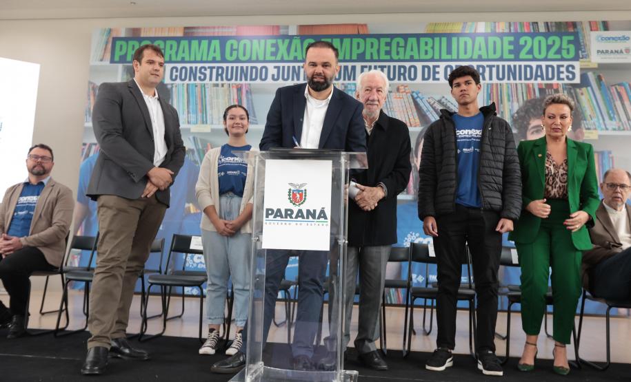O vice-governador Darci Piana e o secretario de Educacao Roni Miranda participam nesta segunda-feira (9) de evento sobre o Programa Conexão Empregabilidade, que visa oferecer aos estudantes oportunidades de desenvolvimento profissional. Foto: Geraldo Bubniak/AEN Foto: Geraldo Bubniak/AEN