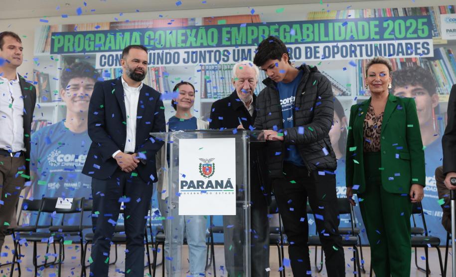 O vice-governador Darci Piana e o secretario de Educacao Roni Miranda participam nesta segunda-feira (9) de evento sobre o Programa Conexão Empregabilidade, que visa oferecer aos estudantes oportunidades de desenvolvimento profissional. Foto: Geraldo Bubniak/AEN Foto: Geraldo Bubniak/AEN