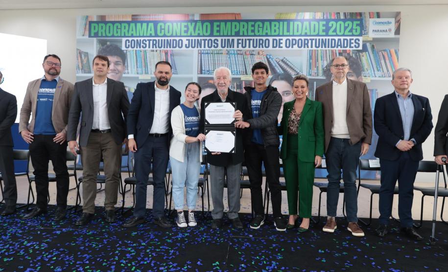 O vice-governador Darci Piana e o secretario de Educacao Roni Miranda participam nesta segunda-feira (9) de evento sobre o Programa Conexão Empregabilidade, que visa oferecer aos estudantes oportunidades de desenvolvimento profissional. Foto: Geraldo Bubniak/AEN Foto: Geraldo Bubniak/AEN