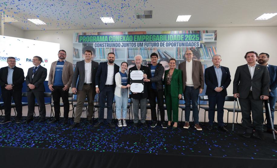 O vice-governador Darci Piana e o secretario de Educacao Roni Miranda participam nesta segunda-feira (9) de evento sobre o Programa Conexão Empregabilidade, que visa oferecer aos estudantes oportunidades de desenvolvimento profissional. Foto: Geraldo Bubniak/AEN Foto: Geraldo Bubniak/AEN