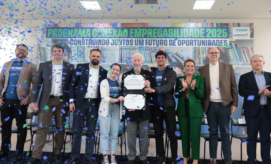 O vice-governador Darci Piana e o secretario de Educacao Roni Miranda participam nesta segunda-feira (9) de evento sobre o Programa Conexão Empregabilidade, que visa oferecer aos estudantes oportunidades de desenvolvimento profissional. Foto: Geraldo Bubniak/AEN Foto: Geraldo Bubniak/AEN