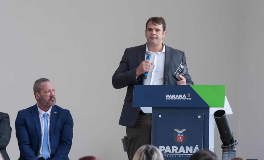 O vice-governador Darci Piana e o secretario de Educacao Roni Miranda participam nesta segunda-feira (9) de evento sobre o Programa Conexão Empregabilidade, que visa oferecer aos estudantes oportunidades de desenvolvimento profissional. Foto: Geraldo Bubniak/AEN Foto: Geraldo Bubniak/AEN