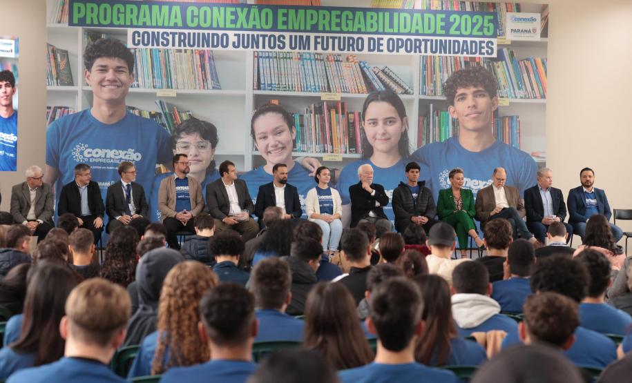 O vice-governador Darci Piana e o secretario de Educacao Roni Miranda participam nesta segunda-feira (9) de evento sobre o Programa Conexão Empregabilidade, que visa oferecer aos estudantes oportunidades de desenvolvimento profissional. Foto: Geraldo Bubniak/AEN Foto: Geraldo Bubniak/AEN