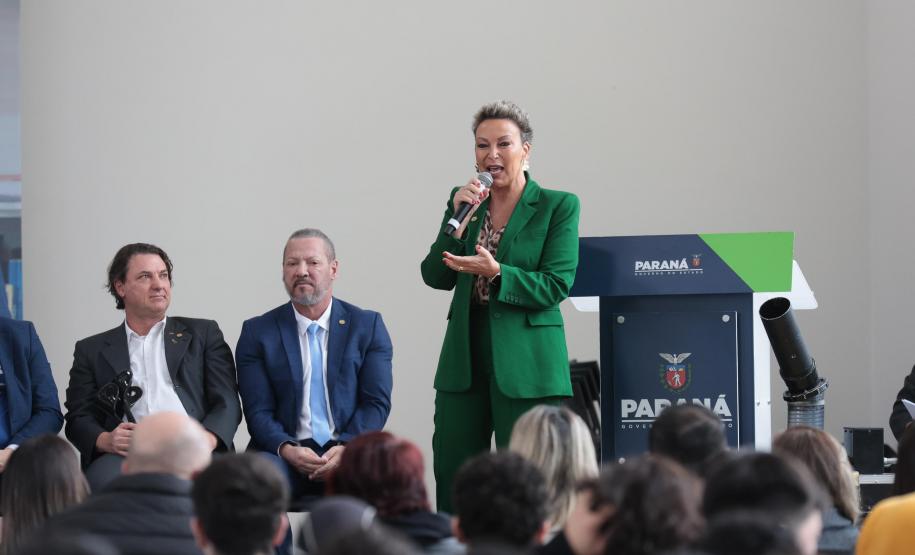 O vice-governador Darci Piana e o secretario de Educacao Roni Miranda participam nesta segunda-feira (9) de evento sobre o Programa Conexão Empregabilidade, que visa oferecer aos estudantes oportunidades de desenvolvimento profissional. Foto: Geraldo Bubniak/AEN Foto: Geraldo Bubniak/AEN