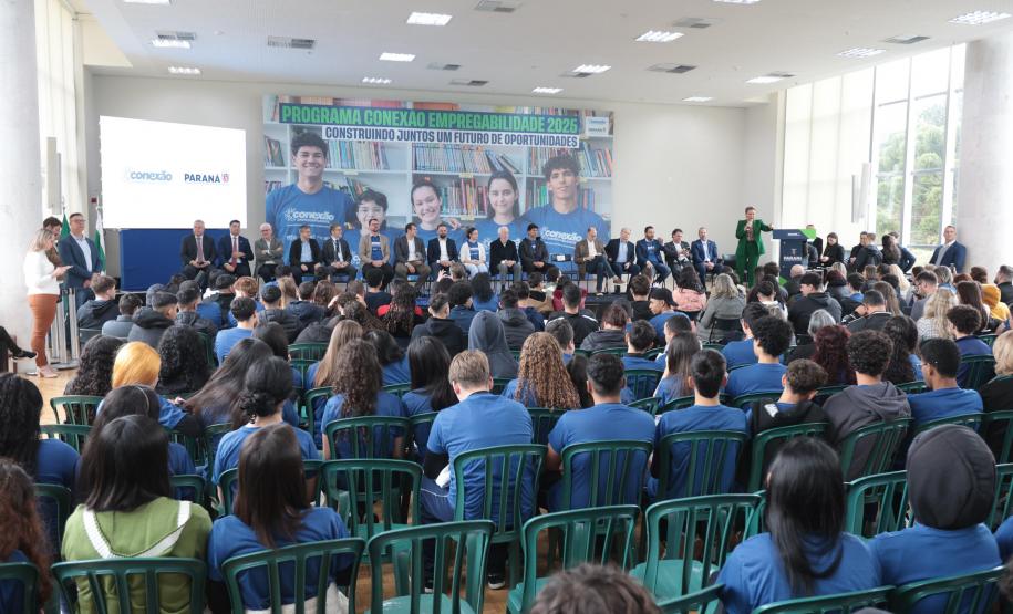 O vice-governador Darci Piana e o secretario de Educacao Roni Miranda participam nesta segunda-feira (9) de evento sobre o Programa Conexão Empregabilidade, que visa oferecer aos estudantes oportunidades de desenvolvimento profissional. Foto: Geraldo Bubniak/AEN Foto: Geraldo Bubniak/AEN