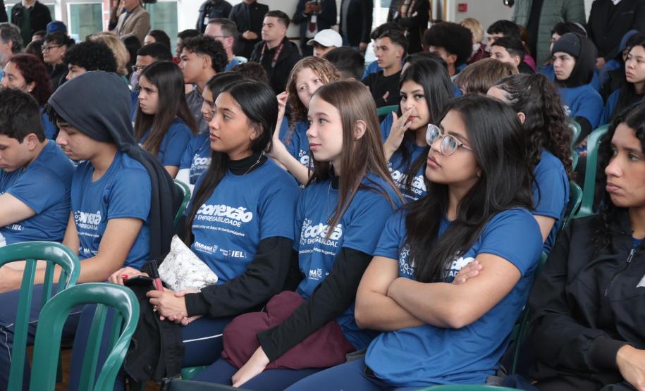 O vice-governador Darci Piana e o secretario de Educacao Roni Miranda participam nesta segunda-feira (9) de evento sobre o Programa Conexão Empregabilidade, que visa oferecer aos estudantes oportunidades de desenvolvimento profissional. Foto: Geraldo Bubniak/AEN Foto: Geraldo Bubniak/AEN